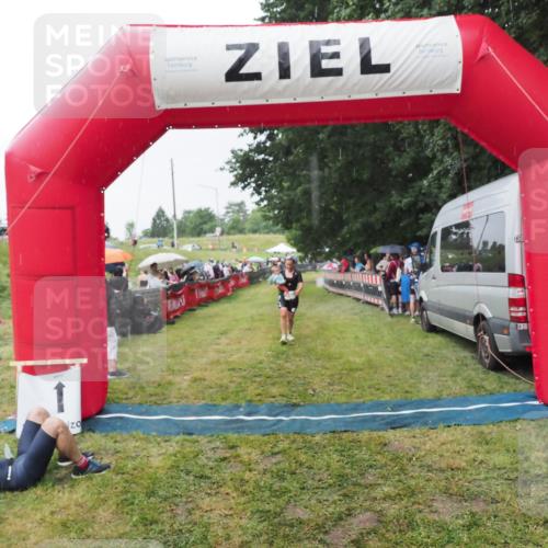 21.06.2025 - 27. Vierlanden-Triathlon MichiJ http://msf.ph/oto/8043674 15.06.2026 13:43:30 Ziel 720, 945 meine-sportfotos.de