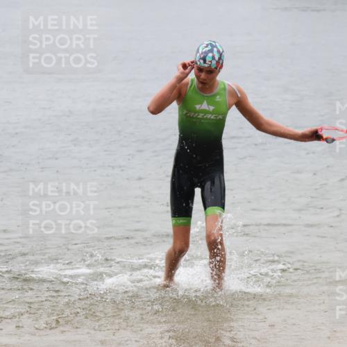 21.06.2025 - 27. Vierlanden-Triathlon Lena Gebhardt http://msf.ph/oto/8043675 15.06.2025 14:37:32 Schwimmen 1328, 1343 meine-sportfotos.de