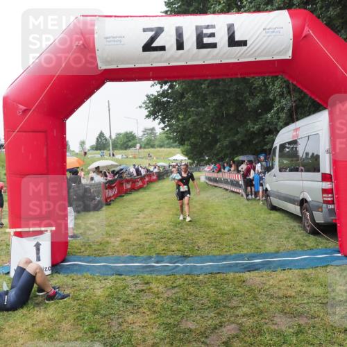 21.06.2025 - 27. Vierlanden-Triathlon MichiJ http://msf.ph/oto/8043680 15.06.2026 13:43:30 Ziel 720, 945 meine-sportfotos.de