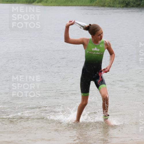21.06.2025 - 27. Vierlanden-Triathlon Lena Gebhardt http://msf.ph/oto/8043687 15.06.2025 14:37:32 Schwimmen 1328, 1343 meine-sportfotos.de