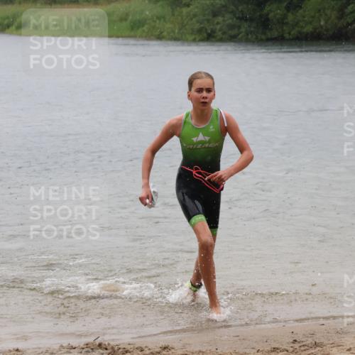 21.06.2025 - 27. Vierlanden-Triathlon Lena Gebhardt http://msf.ph/oto/8043691 15.06.2025 14:37:33 Schwimmen 1328, 1343 meine-sportfotos.de