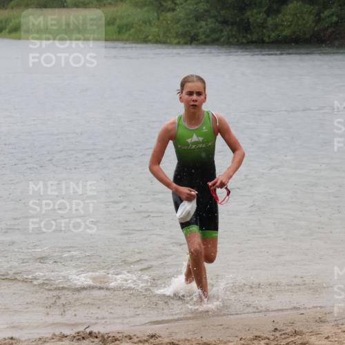 21.06.2025 - 27. Vierlanden-Triathlon Lena Gebhardt http://msf.ph/oto/8043694 15.06.2025 14:37:33 Schwimmen 1328, 1343 meine-sportfotos.de