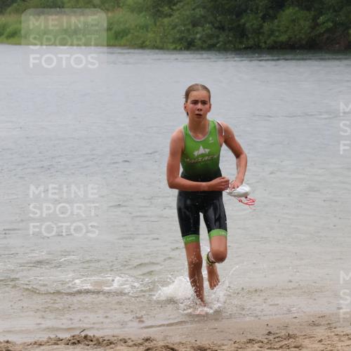 21.06.2025 - 27. Vierlanden-Triathlon Lena Gebhardt http://msf.ph/oto/8043698 15.06.2025 14:37:33 Schwimmen 1328, 1343 meine-sportfotos.de
