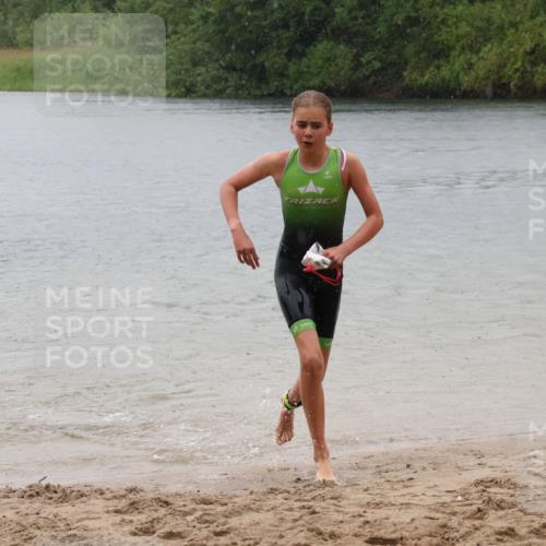 21.06.2025 - 27. Vierlanden-Triathlon Lena Gebhardt http://msf.ph/oto/8043705 15.06.2025 14:37:33 Schwimmen 1328, 1343 meine-sportfotos.de