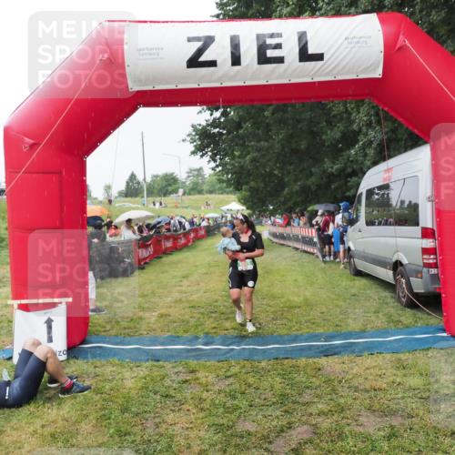 21.06.2025 - 27. Vierlanden-Triathlon MichiJ http://msf.ph/oto/8043708 15.06.2026 13:43:32 Ziel 720, 945 meine-sportfotos.de