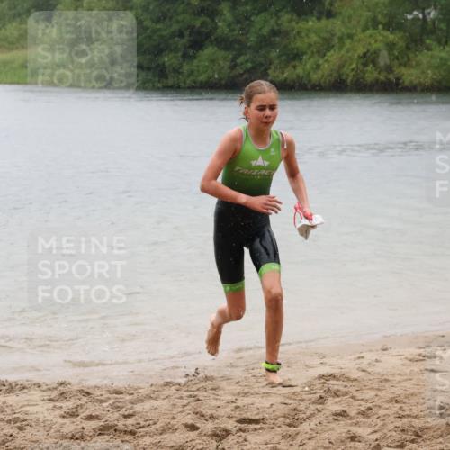 21.06.2025 - 27. Vierlanden-Triathlon Lena Gebhardt http://msf.ph/oto/8043709 15.06.2025 14:37:34 Schwimmen 1328, 1343 meine-sportfotos.de
