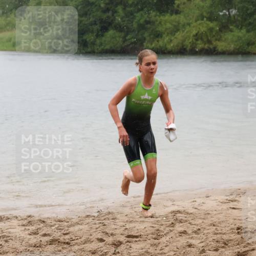21.06.2025 - 27. Vierlanden-Triathlon Lena Gebhardt http://msf.ph/oto/8043712 15.06.2025 14:37:34 Schwimmen 1328, 1343 meine-sportfotos.de
