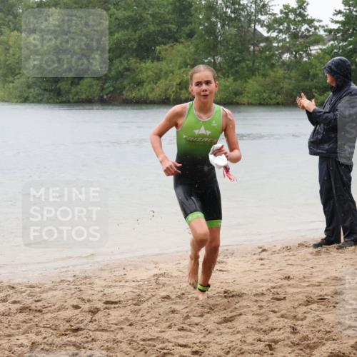 21.06.2025 - 27. Vierlanden-Triathlon Lena Gebhardt http://msf.ph/oto/8043723 15.06.2025 14:37:34 Schwimmen 1328, 1343 meine-sportfotos.de