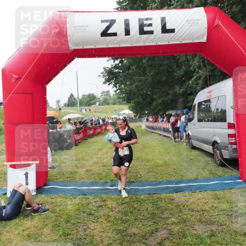 21.06.2025 - 27. Vierlanden-Triathlon MichiJ http://msf.ph/oto/8043724 15.06.2026 13:43:33 Ziel 144, 945 meine-sportfotos.de