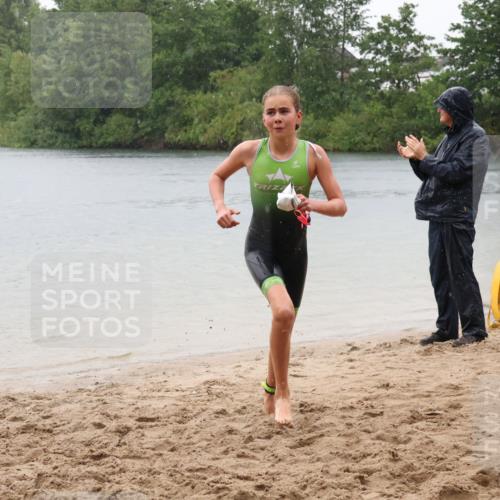 21.06.2025 - 27. Vierlanden-Triathlon Lena Gebhardt http://msf.ph/oto/8043728 15.06.2025 14:37:34 Schwimmen 1328, 1343 meine-sportfotos.de