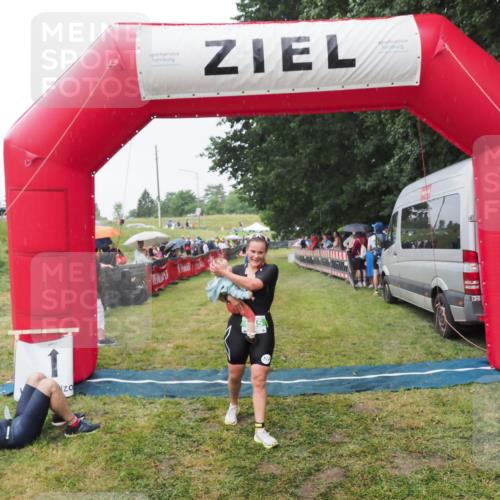 21.06.2025 - 27. Vierlanden-Triathlon MichiJ http://msf.ph/oto/8043733 15.06.2026 13:43:34 Ziel 144, 945 meine-sportfotos.de