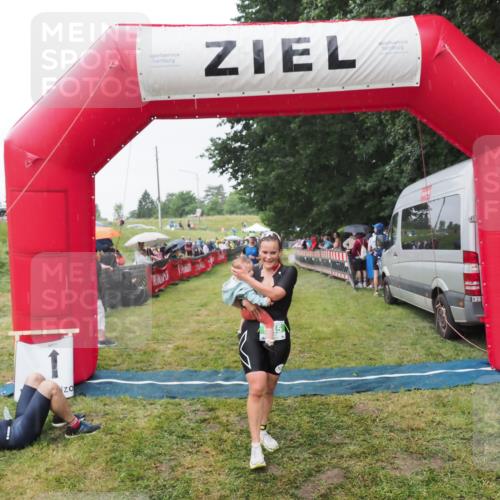 21.06.2025 - 27. Vierlanden-Triathlon MichiJ http://msf.ph/oto/8043739 15.06.2026 13:43:34 Ziel 144, 945 meine-sportfotos.de