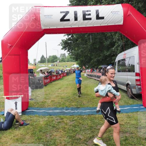 21.06.2025 - 27. Vierlanden-Triathlon MichiJ http://msf.ph/oto/8043741 15.06.2026 13:43:36 Ziel 144, 945 meine-sportfotos.de