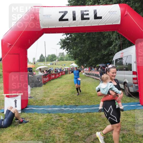 21.06.2025 - 27. Vierlanden-Triathlon MichiJ http://msf.ph/oto/8043743 15.06.2026 13:43:36 Ziel 144, 945 meine-sportfotos.de