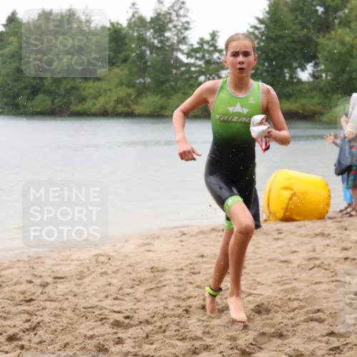 21.06.2025 - 27. Vierlanden-Triathlon Lena Gebhardt http://msf.ph/oto/8043744 15.06.2025 14:37:35 Schwimmen 1328, 1343 meine-sportfotos.de