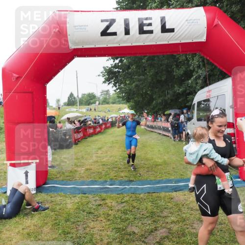 21.06.2025 - 27. Vierlanden-Triathlon MichiJ http://msf.ph/oto/8043747 15.06.2026 13:43:36 Ziel 144, 945 meine-sportfotos.de