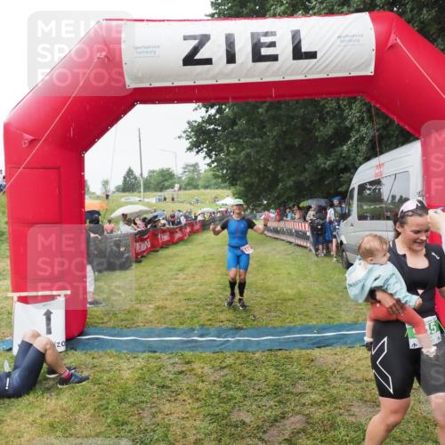 21.06.2025 - 27. Vierlanden-Triathlon MichiJ http://msf.ph/oto/8043749 15.06.2026 13:43:36 Ziel 144, 945 meine-sportfotos.de