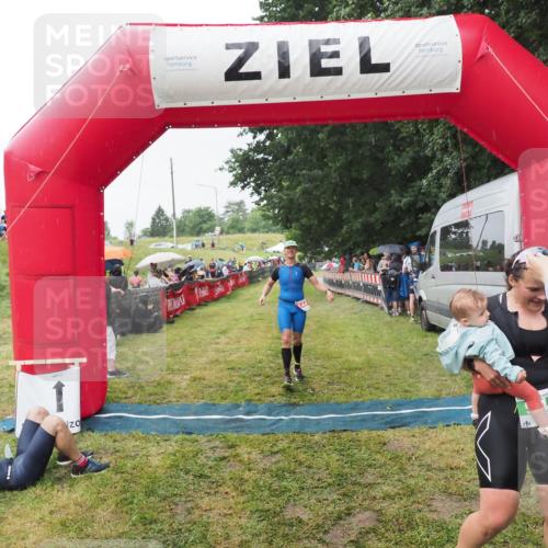 21.06.2025 - 27. Vierlanden-Triathlon MichiJ http://msf.ph/oto/8043752 15.06.2026 13:43:36 Ziel 144, 945 meine-sportfotos.de