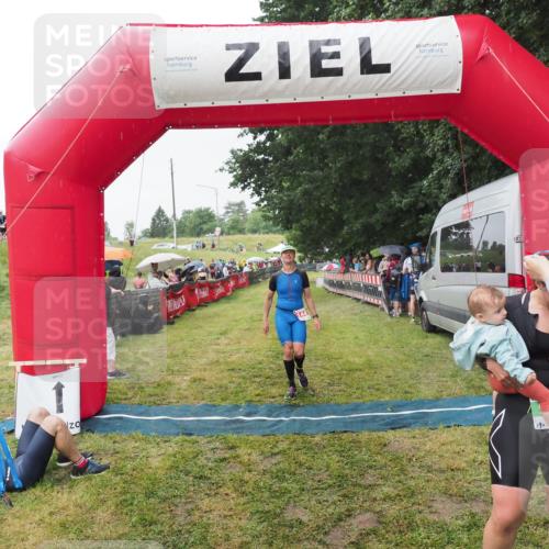 21.06.2025 - 27. Vierlanden-Triathlon MichiJ http://msf.ph/oto/8043756 15.06.2026 13:43:37 Ziel 144, 945 meine-sportfotos.de