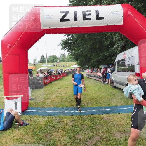 21.06.2025 - 27. Vierlanden-Triathlon MichiJ http://msf.ph/oto/8043760 15.06.2026 13:43:37 Ziel 144, 945 meine-sportfotos.de