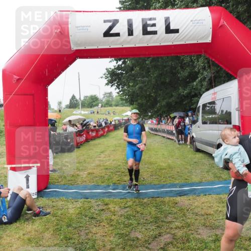 21.06.2025 - 27. Vierlanden-Triathlon MichiJ http://msf.ph/oto/8043764 15.06.2026 13:43:37 Ziel 144, 945 meine-sportfotos.de