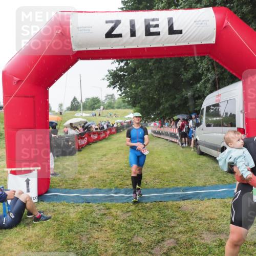 21.06.2025 - 27. Vierlanden-Triathlon MichiJ http://msf.ph/oto/8043766 15.06.2026 13:43:37 Ziel 144, 945 meine-sportfotos.de