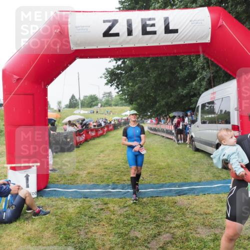 21.06.2025 - 27. Vierlanden-Triathlon MichiJ http://msf.ph/oto/8043768 15.06.2026 13:43:38 Ziel 144, 945 meine-sportfotos.de