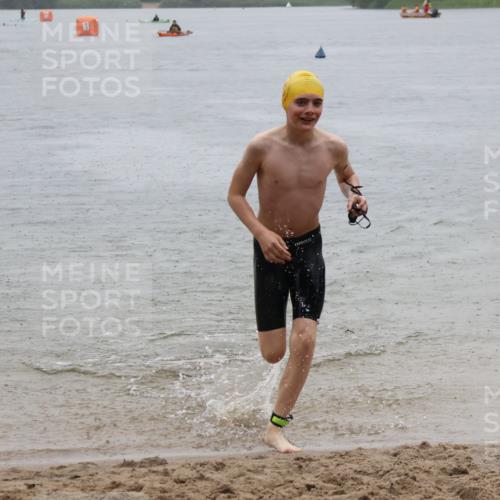 21.06.2025 - 27. Vierlanden-Triathlon Lena Gebhardt http://msf.ph/oto/8043775 15.06.2025 14:37:53 Schwimmen 1323 meine-sportfotos.de