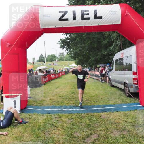21.06.2025 - 27. Vierlanden-Triathlon MichiJ http://msf.ph/oto/8043789 15.06.2026 13:43:53 Ziel 671 meine-sportfotos.de
