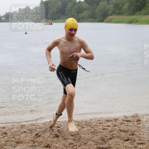 21.06.2025 - 27. Vierlanden-Triathlon Lena Gebhardt http://msf.ph/oto/8043790 15.06.2025 14:37:54 Schwimmen 1323 meine-sportfotos.de