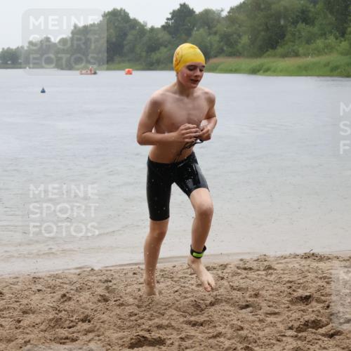 21.06.2025 - 27. Vierlanden-Triathlon Lena Gebhardt http://msf.ph/oto/8043794 15.06.2025 14:37:54 Schwimmen 1323 meine-sportfotos.de