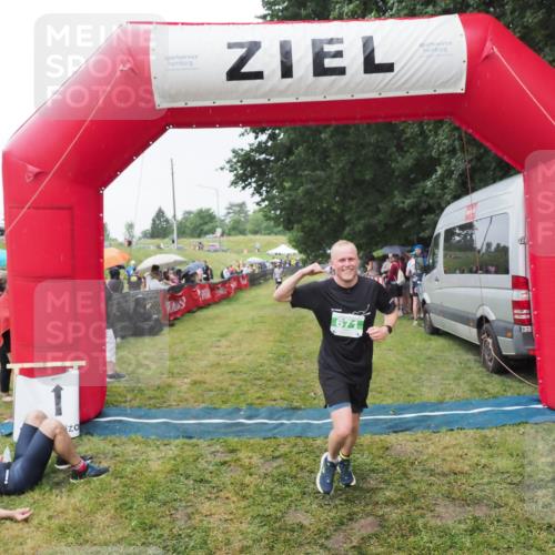21.06.2025 - 27. Vierlanden-Triathlon MichiJ http://msf.ph/oto/8043798 15.06.2026 13:43:54 Ziel 671 meine-sportfotos.de