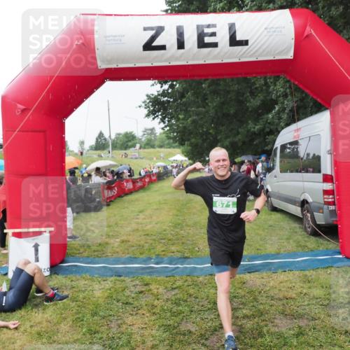 21.06.2025 - 27. Vierlanden-Triathlon MichiJ http://msf.ph/oto/8043800 15.06.2026 13:43:54 Ziel 671 meine-sportfotos.de