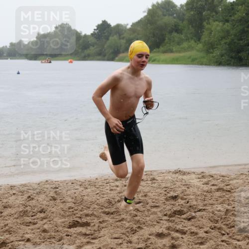 21.06.2025 - 27. Vierlanden-Triathlon Lena Gebhardt http://msf.ph/oto/8043801 15.06.2025 14:37:54 Schwimmen 1323 meine-sportfotos.de