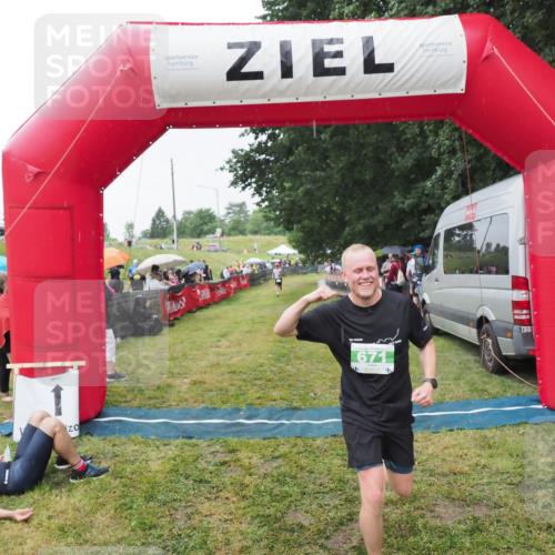 21.06.2025 - 27. Vierlanden-Triathlon MichiJ http://msf.ph/oto/8043802 15.06.2026 13:43:54 Ziel 671 meine-sportfotos.de