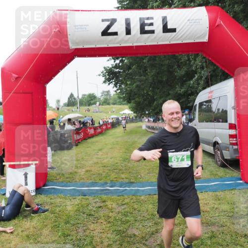 21.06.2025 - 27. Vierlanden-Triathlon MichiJ http://msf.ph/oto/8043805 15.06.2026 13:43:54 Ziel 671 meine-sportfotos.de