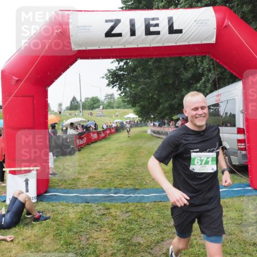 21.06.2025 - 27. Vierlanden-Triathlon MichiJ http://msf.ph/oto/8043806 15.06.2026 13:43:55 Ziel 671 meine-sportfotos.de