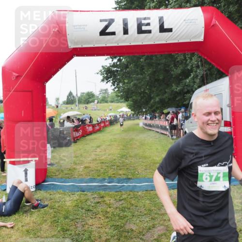 21.06.2025 - 27. Vierlanden-Triathlon MichiJ http://msf.ph/oto/8043809 15.06.2026 13:43:55 Ziel 671 meine-sportfotos.de