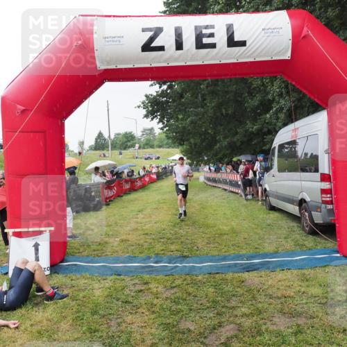 21.06.2025 - 27. Vierlanden-Triathlon MichiJ http://msf.ph/oto/8043811 15.06.2026 13:43:59 Ziel 655, 671 meine-sportfotos.de