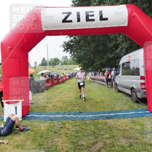 21.06.2025 - 27. Vierlanden-Triathlon MichiJ http://msf.ph/oto/8043817 15.06.2026 13:44:00 Ziel 655, 671 meine-sportfotos.de
