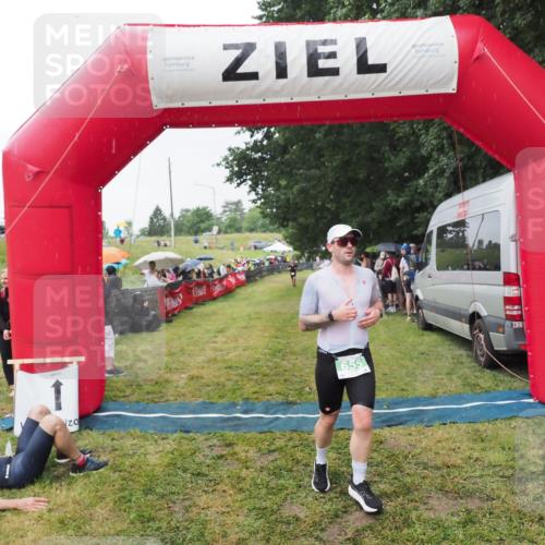 21.06.2025 - 27. Vierlanden-Triathlon MichiJ http://msf.ph/oto/8043836 15.06.2026 13:44:01 Ziel 655 meine-sportfotos.de