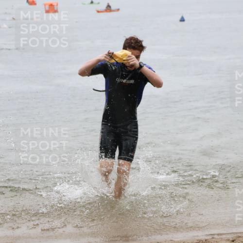 21.06.2025 - 27. Vierlanden-Triathlon Lena Gebhardt http://msf.ph/oto/8043839 15.06.2025 14:38:12 Schwimmen 1331 meine-sportfotos.de