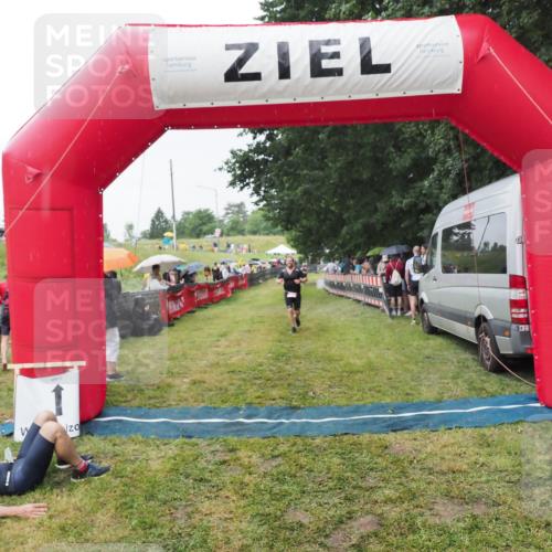 21.06.2025 - 27. Vierlanden-Triathlon MichiJ http://msf.ph/oto/8043852 15.06.2026 13:44:09 Ziel 34 meine-sportfotos.de