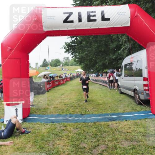 21.06.2025 - 27. Vierlanden-Triathlon MichiJ http://msf.ph/oto/8043869 15.06.2026 13:44:10 Ziel 34 meine-sportfotos.de