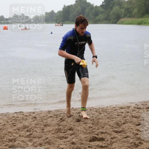 21.06.2025 - 27. Vierlanden-Triathlon Lena Gebhardt http://msf.ph/oto/8043877 15.06.2025 14:38:14 Schwimmen 1331 meine-sportfotos.de