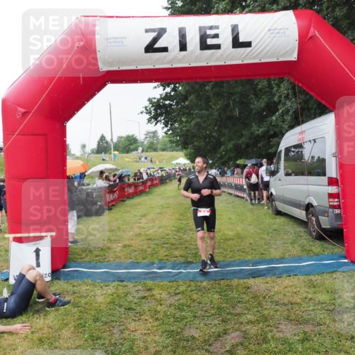 21.06.2025 - 27. Vierlanden-Triathlon MichiJ http://msf.ph/oto/8043884 15.06.2026 13:44:12 Ziel 34 meine-sportfotos.de