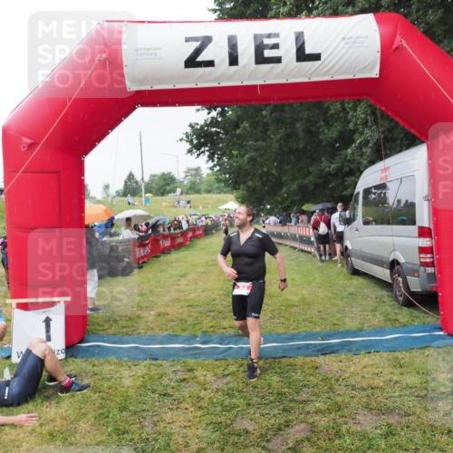 21.06.2025 - 27. Vierlanden-Triathlon MichiJ http://msf.ph/oto/8043895 15.06.2026 13:44:12 Ziel 34 meine-sportfotos.de