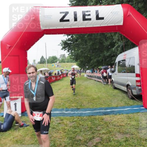 21.06.2025 - 27. Vierlanden-Triathlon MichiJ http://msf.ph/oto/8043898 15.06.2026 13:44:17 Ziel 34, 1142 meine-sportfotos.de