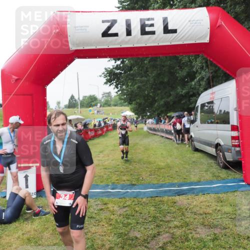 21.06.2025 - 27. Vierlanden-Triathlon MichiJ http://msf.ph/oto/8043901 15.06.2026 13:44:17 Ziel 34, 1142 meine-sportfotos.de