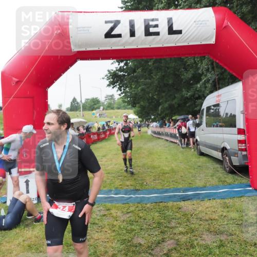21.06.2025 - 27. Vierlanden-Triathlon MichiJ http://msf.ph/oto/8043908 15.06.2026 13:44:18 Ziel 34, 1142 meine-sportfotos.de
